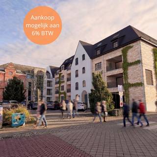 Ontdek dit exclusieve nieuwbouwproject “De Kroon” in het hart van Buggenhout: een moderne en stijlvolle residentie bestaande uit 53 luxe-appartementen en 3 handelspanden, ontworpen voor wie comfort, kwaliteit en een centrale ligging weet te waarderen. Bovendien is het mogelijk deze appartementen aan te kopen aan 6% BTW. <br />De residentie biedt een ruime waaier aan woonmogelijkheden, van 1-, 2- tot 3-slaapkamerappartementen, telkens met een doordachte indeling, hoogwaardige afwerking en grote raampartijen die zorgen voor een overvloed aan natuurlijk licht. Dankzij de hedendaagse architectuur en het gebruik van duurzame materialen straalt het gebouw klasse en tijdloosheid uit.<br />Gelegen midden in het centrum van Buggenhout, bevinden alle voorzieningen zich op wandelafstand: winkels, horeca, scholen, openbaar vervoer en recreatie liggen letterlijk voor de deur.<br />Onder het gebouw bevindt zich een ruime ondergrondse kelder met drie verdiepingen en gemeenschappelijke fietsenstalling, waar kopers de mogelijkheid hebben om een staanplaats, garage of dubbele garage bij aan te kopen. Zo geniet elke bewoner van maximale parkeergemakken en extra bergruimte.<br />Het project wordt uitgerust met de modernste technieken om een duurzaam en energiezuinig wooncomfort te garanderen. Elke woonst beschikt over een warmtepomp, vloerverwarming en een geavanceerd ventilatiesysteem. Dit alles zorgt voor een aangenaam binnenklimaat in elk seizoen én een lagere energiefactuur.<br />Dit nieuwbouwproject staat voor toekomstgericht wonen op een uitmuntende locatie. Luxe, duurzaamheid en comfort komen hier samen in een unieke woonbeleving.<br />Referentie: 5546