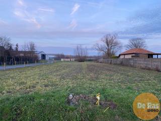 SMETLEDE - Op een bijzonder rustige locatie, maar toch vlakbij de belangrijkste invalswegen, liggen twee aantrekkelijke bouwgronden die bestemd...