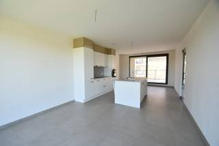 Appartement in residentie Moerenpoort met volgende eigenschappen:<br />° wonen in een verzorgde residentie<br />° gelegen aan zowel de rand van het centrum, als aan natuurpunt De Kevie<br />° zicht op de Jeker vanuit de woonkamer en één slaapkamer<br />° Nieuwbouwproject oplevering begin 2026<br /><br />INDELING:<br />° Niveau -1:<br />Kelderberging nr 5 - autostaanplaats nr 9<br /><br />° Niveau +1:<br />Inkomhal - gastentoilet - living - keuken - terras - badkamer - berging - 2 slaapkamers.<br /><br />Vraag een bezichtiging aan via de knop 'Ik ben kandidaat', die u enkel zal terugvinden op de rechtstreekse website van confideo-immo.