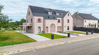 <p>Elke zondag welkom op ons kantoor van 10u-12u voor meer info over de nieuwbouwprojecten!<br /><br />Appartement 1.1 is het linker-duplex-appartement en heeft op het gelijkvloers ( inpandige garage) + 1ste en 2de verdiep een bewoonbare oppervlakte van 136m² + 26 m² ( garage+ trap).<br />Ook dit appartement heeft een privatieve inkom : via de voordeur bereikt men de trappenhal met rechts de inpandige garage om zo naar het woongedeelte te gaan.<br /><br />Het appartement heeft een ruim terras (17m²) waar men geniet van de namiddag en avondzon; heerlijk… <br />Op de eerste verdieping heeft men een ruime berging, gastentoilet en vervolgens een zeer aangename leefruimte met open keuken. Van hieruit loopt men ’s avonds in alle stilte het terras op om te genieten van de voorbije dag.<br />Op de 2de verdieping bevinden er zich 2 slaapkamers en de badkamer.<br /><br />De koper heeft op dit moment nog de volledige eigen keuze naar afwerking (zie lastenboek)!<br /><br />Project “Garenstraat” is een prachtig ontworpen project waar lay-out en leef-comfort hand in hand gaan.<br /><br />Het Project bestaat uit 4 appartement : 2 gelijkvloerse en 2 duplexen.<br /><br />Project Garenstraat is een hoogwaardig afgewerkt en energiezuinig project waar men de nadruk legt op comfort en afweking! Hier wonen betekent anders wonen; een kleinschalige blok waar iedereen geniet van een eigen privatieve inkom en prachtige buitenruimtes! <br /><br />Het Project is gelegen in een rustige straat met enkel bestemmingsverkeer en waar men anderzijds toch vlakbij het centrum van Heusden woont.<br /><br />Deze unieke woonappartementen worden volledig afgewerkt volgens smaak van de klant en zijn beschikbaar tegen februari 2026!<br /><br />Elk van de appartementen heeft voldoende parkeergelegenheid : de gelijkvloerse met een carport en extra parking; de duplexen met een inpandige garage en extra parking.<br /><br />De warme architectuur en het voorzien van de laatste nieuwe technische voorzieningen geven zowel vanbuiten als binnenshuis warmte aan deze gezellige residentie!<br /><br />Pluspunten<br />* zalige ligging = rust en toch overal dichtbij<br />* elk appartement heeft een eigen inkom<br />* voldoende parkeergelegenheid : carport of inpandige garage<br />* quasi energie-neutraal!<br />* verwarming met warmtepomp en koeling!<br />* eigen zonnepanelen<br />* eigen energiebochten<br />* ventilatiesysteem D<br />* aluminium ramen<br />* hoogwaardige afwerking<br />* gelijkvloers : terras + tuin + tuinberging<br />* privacy<br />* vlakbij natuur en bossen<br />* vlakbij de winkelstraat van Heusden-Centrum<br />* goede verbinding naar de autosnelweg<br />* oplevering februari 2026!<br />* zien = kopen!<br /><br />Maatregelen opgenomen in het Maatregelenregister: nee<br /><br />Voor een afspraak of meer info, bel ons op 078/78.78.70, of kom gewoon binnen op ons kantoor. Steeds welkom!</p>