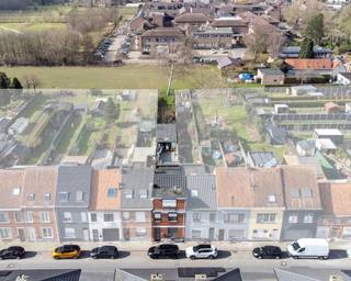 Deze woning is goed gelegen, op wandelafstand van de Markt en omliggende winkels, scholen en openbaar vervoer.Tussen 2001-2010 werd deze woning...