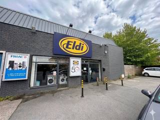 Propriété commerciale d'environ 250 m² à louer à Komen. Le bâtiment dispose d'un espace de stockage d'environ 100 m², idéal pour diverses activités commerciales.  