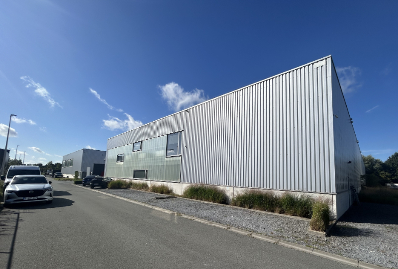 Moderne KMO-unit met 299 m² kantoren en 324 m² magazijn – nabij R4 - foto 2