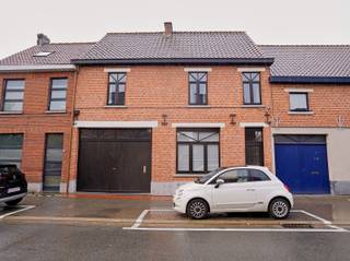 Bij het binnenkomen van deze charmante gezinswoning voelt u direct een zeer warme sfeer. De authenticiteit maar ook het belang van het...