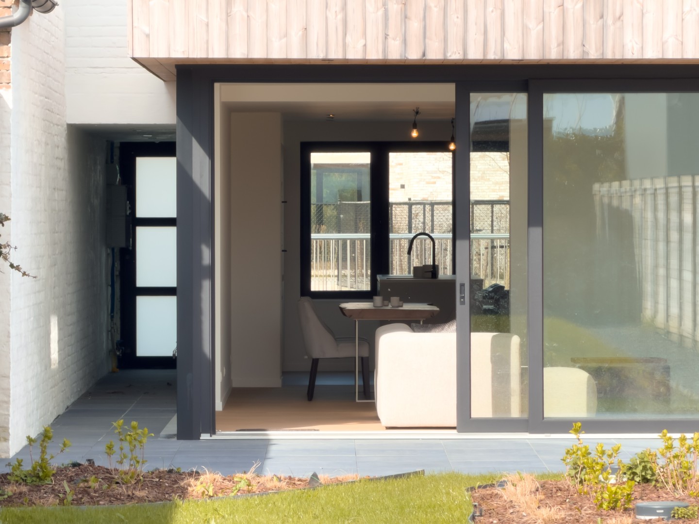 Une maison entièrement rénovée avec un magnifique jardin exposé sud-ouest, située à Knokke-Heist, à quelques minutes à vélo du centre-ville. - photo 5