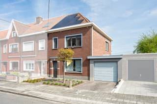 Op zoek naar een woning waar karakter, ruimte en mogelijkheden samenkomen? Deze eigendom combineert 3 slaapkamers, een gezellige patio, een...