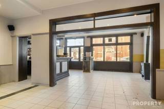 Op een uitstekende ligging in het centrum van Wevelgem, pal op de Grote Markt, bevindt zich dit ruime en veelzijdige horecapand met tal...