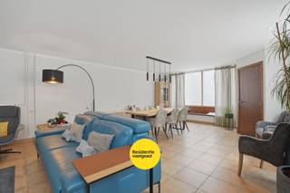 Kijkdag op zaterdag 27/06 - op afspraak!<br />Gelegen in een rustige omgeving te Assebroek bevindt zich deze ruime hoekwoning met tal van mogelijkheden. Dankzij de centrale ligging woont u op wandelafstand van winkels, scholen, openbaar vervoer en met een vlotte verbinding naar het centrum van Brugge.<br />De woning beschikt over een bruikbare oppervlakte van ca. 190m² inclusief zolder en terras en biedt een uitstekende basis voor wie een woning verder naar eigen smaak wil opfrissen. <br />Eén van de absolute troeven van deze woning is de uitzonderlijk ruime leefruimte van maar liefst 46m². Door de vele raampartijen geniet deze ruimte van een aangename natuurlijke lichtinval. Aansluitend bevindt zich de ingerichte keuken met keukeneiland met graniet werkblad. Verder beschikt het gelijkvloers over een badkamer met inloopdouche en een praktische technische ruimte.<br />Op de verdieping bevinden zich drie volwaardige slaapkamers, een apart toilet en een zonnig terras met veel privacy. Via de vaste trap bereikt u de ruime zolder, die extra mogelijkheden biedt als hobbyruimte, bureau of bijkomende kamer. De woning werd deels gerenoveerd in 2022 met onder meer dak -en plafondisolatie en de plaatsing van EPDM op het plat dak. Verder beschikt de woning over conforme elektriciteit tot 2047 en centrale verwarming op aardgas. Kortom, een karaktervolle woning met veel potentieel op een uitstekende locatie in Assebroek. EPC: 425 kWh/(m²jaar) (Vg, Wg, Gmo, Gvkr, Gvv) BR00287