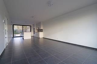 Lichtrijke woning in het centrum van Pittem nabij school, supermarkten,...<br />De woning bestaat uit 3 niveaus: de benedenverdieping beschikt over een inkomhal en een ruime wasplaats/berging.<br />Op de eerste verdieping bevindt zich de leefruimte met open keuken, berging en een apart toilet. Ook is er zowel voor- als achteraan een ruim terras.<br />Op de tweede verdieping zijn er 2 slaapkamers en een badkamer (met dubbele wastafel, douche en toilet). Ook is er toegang tot de zolder. <br />Achteraan de woning is er een ruime carport.