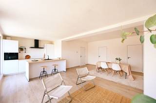 - Bekijk www.koosi.be voor een gedetailleerde omschrijving van dit eigendom. - Ruim appartement in een volledig gerenoveerd gebouw (3 wooneenheden) in het centrum van Putte-Kapellen.Dit aangename, lichtrijke appartement omvat een ruime woonkamer met open keuken, 2 slaapkamers, een berging, een ruime badkamer, groot zonneterras en gelijkvloers gemeenschappelijke (fietsen)berging.Bij de renovatie werd bijzondere aandacht besteed aan comfort en energiezuinigheid (BEN-norm). Het kleinschalige gebouw heeft bovendien lage gemeenschappelijke kosten.Mogelijkheid tot aankoop achtergelegen private garagebox.Bij de renovatie werd bijzondere aandacht besteed aan comfort en energiezuinigheid (BEN-norm).De aankoop valt onder het stelsel van de registratierechten en is niet onderworpen aan btw. Indien u aan de voorwaarden voldoet, geniet u van het verlaagde tarief van 2%.- Op zoek naar een volledig vernieuwd ruim appartement? Aarzel niet om uw plaatsbezoek in te plannen via stef@koosi.be -