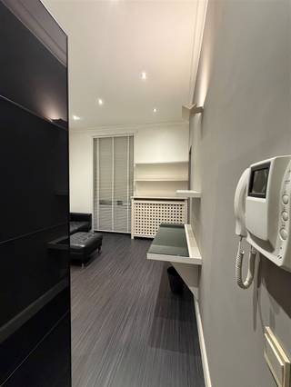 <p><strong>Studio Lei, centre-ville de Louvain</strong></p><p>Située sur la Bondgenotenlaan, l'artère animée qui relie la gare à la Grand-Place, cette chambre étudiante conviviale dispose d'une salle de bains privative. Un point de chute idéal pour les étudiants qui souhaitent vivre au cœur de la vie urbaine, à quelques pas de nombreuses commodités, des campus et des facultés. C’est avec grand plaisir que nous vous proposons cette chambre meublée, située au troisième étage, côté rue. La chambre dispose d’une salle de bains privative, ce qui garantit un confort et une intimité supplémentaires. De plus, les résidents ont accès à la cuisine commune, où vous pourrez cuisiner, vous détendre et passer des moments conviviaux avec vos camarades d’études.</p><p>Vous souhaitez obtenir plus d'informations ou organiser une visite sur place ? Contactez-nous à l'adresse verhuur@connect-immo.be ou au 016 229 228</p><p>Loyer : 715 € + 95 € de charges fixes<br />*Hors taxe étudiante<br />Disponible à partir du 1er septembre 2026 !</p>