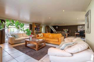 <p><strong>Op een bijzonder aangename locatie aan de rand van Ravels, vlak bij de dijk van het kanaal Dessel–Schoten, bevindt zich deze verrassend ruime en uiterst gezellige woning. De rustige, groene omgeving vormt hier een absolute troef, terwijl het centrum van Ravels, Turnhout en de rest van de Kempen vlot bereikbaar blijven. De woning is gelegen op een zuidwest georiënteerd perceel van 765 m² en combineert een warme woonbeleving met heel wat praktische ruimte. Met onder meer vier slaapkamers, een vernieuwde keuken, twee garages, een afgesloten atelier, carport en een gunstig EPC-label C (231 kWh/m²) is dit een bijzonder complete gezinswoning.</strong><br /><br />Gelijkvloers: <br />Via de inkomhal met ruimte voor vestiaire komt u in de royale leefruimte. De ruime zithoek, afgewerkt met zachte beige vloertegels, vormt een gezellige plek om tot rust te komen. De pelletkachel versterkt het warme karakter en vanuit de woonkamer geniet u via de tuinkamer van een mooi zicht op de achterliggende tuin. Aansluitend bevindt zich de centraal gelegen eetkamer, met voldoende plaats voor een grote tafel waar u uitgebreid kunt tafelen met familie en vrienden. Aan het raam werd bovendien een praktische bureauhoek ingericht, waardoor thuiswerken of studeren perfect geïntegreerd is in de leefruimte. De recent vernieuwde keuken vormt het hart van de woning. Ze werd eigentijds en kwalitatief ingericht met alle nodige toestellen en beschikt over een royaal natuurstenen werkblad. Vanuit de keuken bereikt u rechtstreeks de sfeervolle tuinkamer. Dankzij de grote schuifpui loopt binnen hier naadloos over in buiten en geniet u optimaal van de tuin en de gunstige zuidwestelijke oriëntatie. Naast de keuken bevindt zich een ruime en praktisch ingerichte wasplaats/bijkeuken met maatwerkkasten, voldoende werk- en bergruimte en een rechtstreekse verbinding met de inpandige garage. Ook het gelijkvloers biedt bijzonder veel wooncomfort. Hier bevinden zich twee ruime slaapkamers en een verzorgde badkamer met dubbele wastafel en inloopdouche. Hierdoor is gelijkvloers wonen perfect mogelijk.</p>
<p>Op de verdieping geeft de nachthal met afzonderlijk toilet toegang tot nog eens twee volwaardige slaapkamers. Bovendien werd reeds een vooraanleg voorzien voor de realisatie van een tweede badkamer, wat extra mogelijkheden biedt voor grotere gezinnen.</p>
<p>Ook buiten is het aangenaam vertoeven. De afgesloten tuin beschikt over een verzorgd grasperk en biedt volop privacy en ruimte om van zonnige dagen te genieten. Daarnaast zijn er een tweede garage met aansluitend atelier/tuinberging, een carport en een ruime, degelijke oprit met voldoende parkeergelegenheid.</p>
<p>Een warme en veelzijdige woning voor wie houdt van rust, ruimte en groen, met het kanaal en de prachtige Kempense omgeving letterlijk vlakbij, zonder in te boeten aan bereikbaarheid richting Ravels, Turnhout en omliggende gemeenten.<br />Optioneel bij te huren aan 180€/jaar 200m² op de dijk voor eventuele groententuin, houden van kippen of extra parking via Vlaamse Waterwegen.</p>