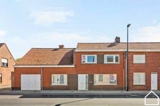 Deze verrassend ruime te renoveren woning, gelegen in het centrum van Langemark, met maar liefst 6 slaapkamers, garage en zeer toffe tuin, biedt...
