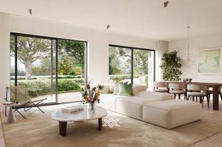 Gelegen in het groene Merelbeke, op fietsafstand van het centrum, vindt u dit gelijkvloers appartement in het hedendaags nieuwbouwproject genaamd ‘De Lijsters’. <br /><br />Het appartement is zeer rustig gelegen aan de voorzijde van blok B en geniet er van een ideale zuid-west oriëntatie. Het ruime terras geeft uit op de nieuwe parktuin waarin de bestaande, inheemse waardevolle bomen blijven behouden. Het appartement beschikt over een ruime slaapkamer, een badkamer met een inloopdouche en dubbele lavabo, een gastentoilet, een voldoende ruime berging en een lichtrijke leefruimte met open keuken, eet- en zithoek. Via het schuifraam is er een directe toegang tot het zonneterras. Ondergronds zijn er ruime parkings en handige bergingen voorzien. Tevens is er een vlot toegankelijke fietsenberging op het gelijkvloers. <br /><br />Het gebouw onderscheidt zich naast haar ligging en architectuur, door haar lage energiefactuur en duurzaam karakter. Zo krijgt u een combinatie van vloerverwarming met warmtepompen en een sterke akoestische en thermische isolatie. Bovendien worden de appartementen uitgerust met een ventilatiesysteem met warmterecuperatie.<br /><br />Verlaagd BTW-tarief van 6% mogelijk op de volledige constructiewaarde.<br /><br />Benieuwd naar dit rustig gelegen project in Merelbeke? Een afspraak kan via jef@landbergh.be of 09 225 25 24.