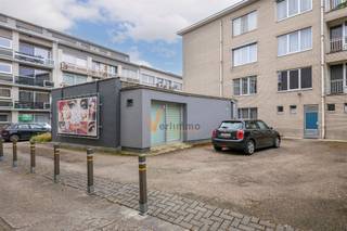 Instapklaar handelspand / kantoor / praktijkruimte  + 1-slaapkamerappartement op commerciële topligging in Schoten( mogelijk om het volledige...