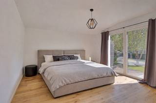 Gerenoveerde villa (2022) met zwembad én 5 kamers in Ter Bronnen! Indeling: gelijkvloers: inkomhal, apart toilet, ruime woonkamer met eetplaats en open uitgeruste keuken, zithoek, slaapkamer, bureau/kamer en garage. Op de 1ste verdieping: 3 slaapkamers, badkamer met inloopdouche, ligbad, badkamermeubel met 2 lavabo's en toilet en douchekamer met inloopdouche en badkamermeubel met 1 lavabo. Bergzolder aanwezig. Gezellige tuin - zuidoost georiënteerd - met 2 terrassen en zwembad. EPC label B - zonnepanelen aanwezig. Volledig gerenoveerd in 2022. Zeer rustig gelegen in de villawijk Ter Bronnen, op wandelafstand van openbaar vervoer, scholen en winkels. Verkoop onder registratierechten.