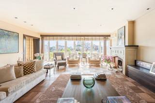Stijlvol gerenoveerde penthouse van ca. 229 m² met uitzonderlijke volumes op toplocatie in Antwerpen<br /><br />Op een uitstekende locatie aan de Frankrijklei bevindt zich dit volledig gerenoveerde appartement van ca. 229 m², gelegen op de negende verdieping van een verzorgd gebouw. Dankzij de combinatie van royale leefruimtes, hoogwaardige afwerking, overvloedige lichtinval en een indrukwekkend uitzicht over de stad, biedt deze eigendom een bijzonder wooncomfort in het hart van Antwerpen.<br /><br />Bij het binnenkomen wordt meteen duidelijk dat ruimte hier centraal staat. De indrukwekkende leefruimte geniet van grote raampartijen die zorgen voor een aangename openheid en een prachtig panoramisch zicht op de Antwerpse skyline. De ruime woonkamer is volledig voorzien van een prachtige parketvloer, een open haard die terug functioneel kan worden gemaakt en airconditioning. Deze vloeit naadloos over in de eetkamer, waardoor een ideale omgeving ontstaat om zowel dagelijks te genieten als gasten te ontvangen. Ook de eetkamer werd voorzien van dezelfde mooie parketvloer, baadt in een zee van licht en biedt eveneens een prachtig ver zicht in de stad.<br /><br />De volledig vernieuwde keuken werd praktisch en stijlvol ingericht met kwalitatieve inbouwtoestellen, veel bergruimte en een tijdloos design dat perfect aansluit bij het karakter van het appartement. Eventueel is er een mogelijkheid om hier ook een open keuken van te maken indien gewenst dat aansluit bij de eetkamer.<br /><br />Het slaapgedeelte omvat drie ruime slaapkamers, rustig gelegen aan de achterzijde van het gebouw. De master bedroom beschikt over royale afmetingen en maatwerk kasten, en heeft directe toegang tot de comfortabele badkamer uitgerust met ligbad, inloopdouche, dubbele wastafel en toilet. Een tweede badkamer met douche en lavabo biedt extra comfort voor bewoners en gasten.<br /><br />Een bijkomende troef is het aangename balkon, waar u in alle rust kunt genieten van het prachtige uitzicht over de stad.<br /><br />Verder beschikt het appartement over een privatieve kelderberging, inbegrepen in de verkoopprijs. Een ondergrondse autostaanplaats kan afzonderlijk worden aangekocht voor<strong> € 50.000.</strong><br /><br />Centrale ligging met uitstekende bereikbaarheid:<br /><br />De ligging is zonder twijfel een van de grootste troeven van deze eigendom. Gelegen op de Frankrijklei woont u op wandelafstand van winkels, restaurants, gezellige cafés, culturele hotspots en het historische stadscentrum. Openbaar vervoer bevindt zich letterlijk voor de deur, terwijl de belangrijkste invalswegen en autosnelwegen vlot bereikbaar zijn. U geniet hier van het comfort van wonen midden in de stad, gecombineerd met de rust, het licht en het uitzicht die dit appartement zo bijzonder maken.<br /><br />Troeven:<br />-Zeer gunstig EPC (B)<br />-Topligging midden in het centrum<br />-Volledig gerenoveerd<br />-Mogelijkheid tot aankoop autostaanplaats (50 000euro)<br />-Kelderberging inbegrepen<br /><br />Een unieke opportuniteit voor wie op zoek is naar een instapklaar appartement met uitzonderlijke volumes, een hoogwaardige renovatie en een absolute topligging in Antwerpen.