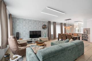 <p>Te koop: instapklaar duplex appartement in Humbeek, halfopen bebouwing, met prachtig zicht op het water.</p><p> </p><p>Dit ruime appartement, gebouwd in 1999, ligt aan de Oostvaartdijk, op een unieke locatie aan de rand van het water. De groene omgeving en het nabijgelegen centrum zorgen voor een rustige maar toch goed bereikbare woonplek. Het appartement is instapklaar, beschikt over een zonnig terras en een garage, en biedt vanuit de woonkamer en slaapkamers een mooi uitzicht op het water. Scholen, openbaar vervoer en winkels bevinden zich op korte afstand.</p><p> </p><p>Belangrijkste ruimtes:</p><p>• Woonkamer met grote ramen en uitzicht op het water</p><p>• Keuken met praktische indeling</p><p>• Drie slaapkamers met voldoende lichtinval</p><p>• Badkamer met ligbad en wastafel</p><p>• Terras met ruimte voor zitgelegenheid</p><p>• Garage</p><p> </p><p>Troeven:</p><p>• Instapklaar duplex appartement</p><p>• Zicht op het water </p><p>• Terras én garage inbegrepen</p>