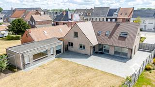Deze alleenstaande woning is gelegen op een grondoppervlakte van 1304 m² en bestaat uit: <br /><br />Zéér ruime oprit - inkomhal - toilet - living (met parketvloer) - keuken - berging - wasplaats - bureauruimte - dubbele garage - carport - polyvalent gebouw bestaande uit een grote ruimte (ideaal voor vrij beroep, hobbyruimte, kinderopvang) en een sanitaire blok en toilet - groot terras - tuin - tuinhuis - nachthal - 4 slaapkamers waarvan 1 momenteel ingericht is als volledige dressingruimte - badkamer - zolder. <br /><br />Troeven van deze woning: <br />- bewoonbare oppervlakte van 237 m²<br />- energielabel C<br />- alarm aanwezig<br />- instapklaar<br /><br />Neem vandaag contact voor een bezoek ter plaatse.