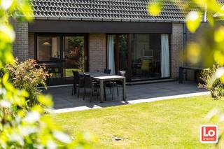 IN OPTIE!! De woning bevat op het gelijkvloers een inkomhal met gastentoilet, een ruime, lichtrijke leefruimte en een geïnstalleerde keuken...