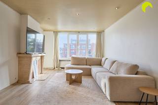 <p><span>Instapklaar 2-slaapkamerappartement nabij het Hof Van Rieth in Mortsel</span></p><p><span>Langs de Mechelsesteenweg, ter hoogte van het Hof Van Rieth in Mortsel, vinden we dit instapklare appartement in een kleinschalig gebouw. Gelegen op wandelafstand van het centrum van Mortsel vind je hier alles wat je nodig hebt in de onmiddellijke omgeving: winkels, restaurants en openbaar vervoer. Bushalte, tramhalte en station bevinden zich allemaal op wandelafstand.</span></p><p><span>Het appartement beschikt over ramen met driedubbele beglazing en biedt dankzij de praktische indeling een aangename woonomgeving. Het appartement is momenteel verhuurd en vormt hierdoor eveneens een interessante opportuniteit voor wie op zoek is naar een investering.</span></p><p><span>Indeling:</span></p><p><span>We betreden het gebouw via de centrale inkomhal. Op de tweede verdieping bevindt zich dit gezellige 2-slaapkamerappartement.</span></p><p><span>Vooraan vinden we de ruime leefruimte, die toegang biedt tot de keuken, de veranda en de eerste slaapkamer van ca. 12 m².</span></p><p><span>In de inkomhal bevindt zich aan de achterzijde een aparte praktische ruimte met aansluiting voor een wasmachine.</span></p><p><span>Achteraan bevindt zich de badkamer, uitgerust met een ligbad en lavabomeubel, evenals een apart toilet. Verder vinden we de tweede slaapkamer van ca. 16 m².</span></p><p><span>Troeven:</span></p><ul><li><span>centrale ligging nabij het centrum van Mortsel</span></li><li><span>kleinschalig gebouw</span></li><li><span>2 slaapkamers</span></li><li><span>ramen met driedubbele beglazing</span></li><li><span>praktische indeling</span></li><li><span>aparte wasruimte met aansluiting voor wasmachine</span></li><li><span>kelder aanwezig</span></li><li><span>momenteel verhuurd, interessant als investering</span></li></ul><p><span>Nuttige informatie:</span></p><ul><li><span>EPC: 174 kWh/(m² jaar)</span></li><li><span>G-score: A</span></li><li><span>P-score: A</span></li><li><span>Kelder aanwezig</span></li></ul><p><span> </span></p><p><span>Interesse in een bezoek?<br />Contacteer ons via 03 449 42 41 of mail naar hallo@habicom.be.</span></p><p><span>Benieuwd naar de waarde van uw eigen woning? Ontdek het gratis via www.watismijnhuiswaard.be.</span></p><p><span> </span></p>