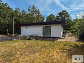 Deze gelijkvloerse woning is mooi en rustig gelegen op een perceel van 8a 90 ca met uitstekende verbindingen naar de omliggende steden en de snelwegen.<br /><br />Via de inkomhal komen we aan de linkerzijde van de woning in de ruime leefruimte waar de inbouwcassette voor een gezellige warmte kan zorgen.<br />Naast de eethoek bevindt zich de keuken met naastliggende berging. De nachthal biedt toegang tot de 3 slaapkamers ( waarvan er momenteel 2 zijn ingericht als één grote kamer), de badkamer en het gastentoilet. <br /><br />De kelder is bereikbaar via de trap vanuit de berging of ook met de wagen via de inrit naast de woning.<br />De kelder strekt zicht uit onder de ganse woning en is opgedeeld in verschillende kamers, waaronder een ruime garage die plaats biedt aan meerdere wagens. De garagepoorty is elektrisch bedienbaar.<br />De ramen aan de woning zijn voorzien van rolluiken.<br /><br /><em><span>*De vermelde oppervlaktes zijn indicatief. JM Vastgoed kan niet verantwoordelijk gesteld worden voor de juistheid van de verstrekte gegevens.</span></em>
