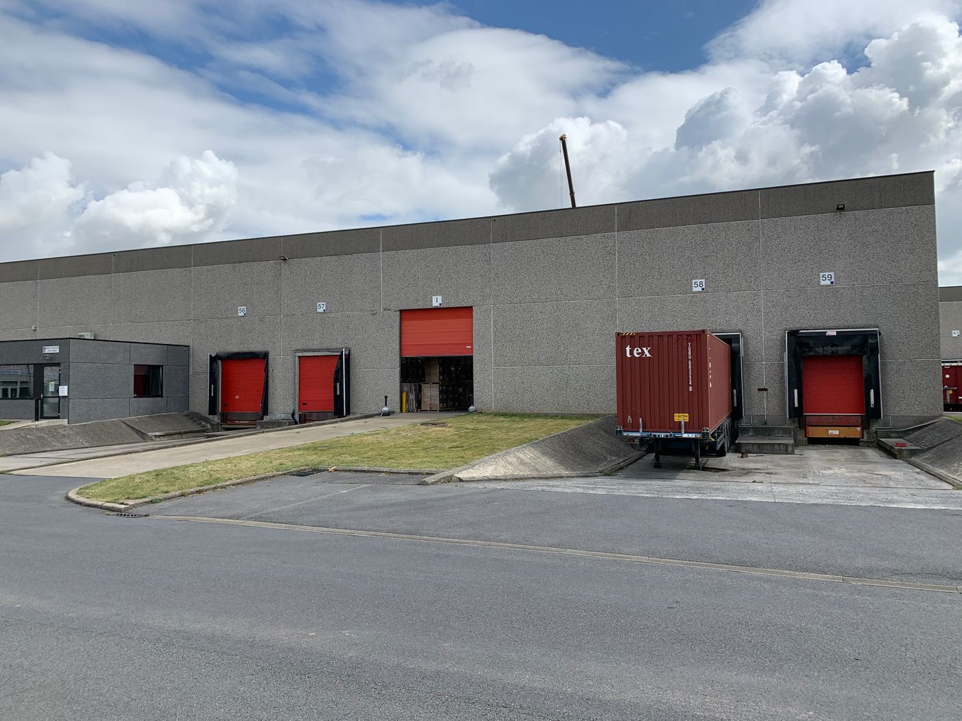 Industriële site: 2.177 m² opslagruimte te huur - photo 2