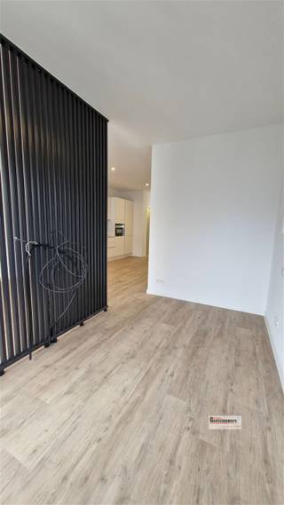 <p><span>Volledig gerenoveerde studio op zeer centrale locatie met ruim terras.</span></p><p><span> </span></p><p><span>Eerste bewoning na renovatie. </span></p><p><span>Overal dubbele beglazing. </span></p><p><span> </span></p><p><span>Indeling:</span></p><p><span> </span></p><p><span>op de derde verdieping gelegen vinden we deze pas gerenoveerde studio. Via de authentieke traphal komen we in de leefruimte op </span></p><p><span>vinylparket. Met een open keuken en een aparte slaaphoek. De keuken heeft een inductie-kookplaat, een vaatwasser, ijskast/diepvries, combi-oven</span></p><p><span>en een lavabo. Alle toestellen van Siemens. Achteraan is er een badkamer met inloopdouche. Er is een apart toilet en een</span></p><p><span>technische ruimte. Een ruim terras op bankirai maakt het geheel af.</span></p>