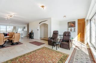 Uitzonderlijk ruim en luxueus afgewerkt woonappartement (182m2) met grote zonnige terrassen en wijdse zichten op de polders, de jachthaven en de...