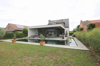 Bent u op zoek naar een moderne villa met zwemvijver en 4 slaapkamers op een centrale ligging in Melsele? Dan is dit wellicht iets voor u!<br /><br />Deze moderne, energiezuinige villa met zwemvijver en grote tuin beschikt over zonnepanelen en is zeer goed bereikbaar door zijn centrale ligging. <br />De villa is als volgt ingedeeld: inkomhal met apart toilet, eetruimte met half-open keuken voorzien van alle comfort en toegang tot de berging, zeer ruime zithoek met uitzicht op de zwemvijver en tuin. De zithoek beschikt over een gezellige gashaard. Daarnaast is er een bureauruimte, die afsluitbaar is van de eetruimte en beschikt over een houtkachel. Op de 1ste verdieping zijn er 3 slaapkamers, een badkamer en apart toilet. Op de 2de verdieping heeft u de 4de slaapkamer en toegang tot de bergzolder.<br /><br />De voornaamste troeven van de woning zijn: energiezuinig, grote tuin en zwemvijver, dubbele garage te bereiken via een lange oprit, veel ruimte én een centrale ligging!<br /><br />De woning is beschikbaar vanaf 1 mei 2026, in onderling overleg ook vroeger mogelijk. <br /><br />Contacteer ons voor meer informatie en/of een plaatsbezoek via verhuur@homevast.be of tel. via 03 376 20 20.
