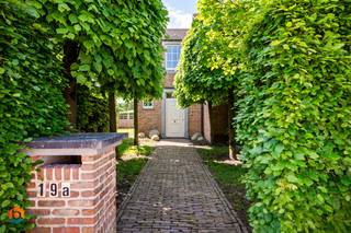 Op een toplocatie in Putte bevindt zich deze charmante landelijke woning met maar liefst 6 slaapkamers, een ruime dubbele inpandige garage...