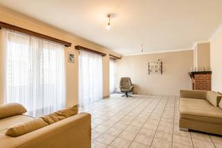 Op zoek naar ruimte, licht en een uitstekende ligging? Dan is dit verrassend ruime appartement van ca. 115 m² precies wat u zoekt! Gelegen op wandelafstand van het station van Aalter, geniet u hier van een vlotte verbinding én een open, vrij uitzicht dat zorgt voor een overvloed aan natuurlijk licht.<br /><br />De royale leefruimte vormt het hart van het appartement en geeft uit op een aangenaam terras over de volledige breedte – dé plek om te ontspannen. De aparte, volledig ingerichte keuken biedt alle comfort voor dagelijks gebruik.<br /><br />Met twee grote slaapkamers, een badkamer met ligbad, een apart toilet, een ruime berging en een praktische indeling, biedt dit appartement alles wat u nodig heeft voor comfortabel wonen.<br /><br />Extra troeven die dit aanbod compleet maken:<br /><br />Private kelderberging<br />Gemeenschappelijke fietsenberging<br />Mogelijkheid tot aankoop van een garagebox (35.000 €)<br />Onmiddellijk beschikbaar bij akte<br /><br />Kortom, een unieke kans voor wie ruim en centraal wil wonen met alle voorzieningen binnen handbereik of voor elkeen die een interessante opbrengsteigendom met een uiterst gunstig rendement wenst aan te kopen!<br /><br />Interesse? Vraag vandaag nog je bezoek ter plaatse aan.