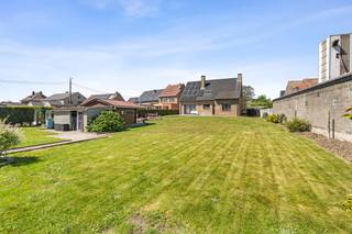 <p><br /></p><p><strong>Te koop in Meise: open bebouwing met 4 slaapkamers</strong></p><p>Deze ruime open bebouwing is gelegen in een rustige straat te Meise en wordt omringd door een prachtige groene omgeving. De woning biedt een comfortabele indeling en is dankzij de ligging nabij openbaar vervoer en invalswegen zeer vlot bereikbaar. De zeer grote tuin vormt een absolute meerwaarde: een heerlijke plek om te ontspannen en volop te genieten van het buitenleven. Londerzeel, Kapelle-op-den-Bos, Grimbergen zijn zeer makkelijk bereikbaar.</p><p><br /></p><p><strong>Belangrijkste ruimtes:</strong></p><p>• Inkomhal met ingemaakte kasten.</p><p>• Living met gezellige open haard en directe toegang tot de tuin.</p><p>• Keuken voorzien van dampkap en oven.</p><p>• Gelijkvloerse slaapkamer (20 m²), ideaal voor wie gelijkvloers wil wonen of als extra kantoorruimte.</p><p>• 3 slaapkamers op de verdieping (15 m², 13 m² en 12 m²).</p><p>• Dressing met praktische ingemaakte kasten.</p><p>• Badkamer met douche, ligbad, toilet en dubbele wastafel.</p><p>• Garage met kantelpoort, verlichting, verwarmingsketel en thuisbatterij.</p><p>• Berging met aansluitingen voor wasmachine en droogkast.</p><p><br /></p><p><strong>Troeven:</strong></p><p>• Uiterst rustig gelegen in een groene, residentiële omgeving.</p><p>• 4 slaapkamers, waarvan één op het gelijkvloers.</p><p>• Zeer grote tuin om in alle rust van het buitenleven te genieten.</p><p><br /></p><p><strong>Wens je een bezoek? Contacteer dan ERA LEUS &amp; TOYE via 02/335.11.12 en plan een afspraak met Thierry Van Campenhout.</strong></p>