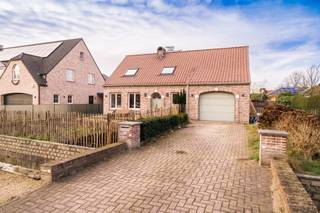 <p><span>Ruime gerenoveerde open bebouwing op toplocatie</span></p><p><span>Op een uitstekend gelegen perceel van ca. 600 m² bevindt zich deze gerenoveerde open bebouwing met een bewoonbare oppervlakte van ongeveer 200 m². De woning combineert ruimte, comfort en een kwalitatieve afwerking met een vlotte bereikbaarheid.</span></p><p><span>Aan de voorzijde beschikt de woning over een ruime oprit en een voortuin. Achteraan geniet je van een oost-gerichte tuin met een groot terras, een aangename veranda en een praktische tuinberging.</span></p><p><span>Binnenkomen doe je via een inkomhal met apart gastentoilet. De woning biedt een ruime, lichtrijke leefruimte met sfeervolle haard en een aansluitende eetkamer. Met aansluitend een volledig ingerichte keuken, voorzien van alle hedendaags comfort. De eetplaats geeft eveneens rechtstreeks toegang tot de veranda. </span></p><p><span>Op het gelijkvloers is er bovendien een ruime master bedroom en een nieuwe badkamer met inloop-douche en dubbele lavabo. Verder beschikt de woning over een grote garage met aansluitingen voor wasmachine en droogkast.</span></p><p><span>Via een provisoire trap bereik je de bovenverdieping, waar zich twee zeer ruime slaapkamers (26 m² en 27 m²), gelegen aan beide zijden onder het dak. De ruime overloop kan perfect ingericht worden als praktisch bureau. Daarnaast is er reeds een aparte ruimte voorzien voor een tweede badkamer; alle technieken zijn aanwezig, de sanitaire toestellen dienen nog geplaatst te worden door de koper.</span></p><p><span>De woning werd grondig gerenoveerd en beschikt over een volledig vernieuwd en geïsoleerd dak, een nieuwe verwarmingsinstallatie en een afwerking met hoogwaardige materialen.</span></p><p><span>De ligging is een absolute troef: in de onmiddellijke nabijheid van verschillende invalswegen en dorpskernen, met scholen, winkels en openbaar vervoer op korte afstand.</span></p><p><span>Een instapklare, ruime gezinswoning op een toplocatie. Absoluut een bezoek waard.</span></p>