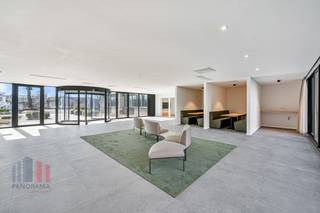 Uitzonderlijk goed bereikbare, instapklare kantoren van 454 m² te huur, ideaal gelegen dankzij de directe aansluiting met de R4 op slechts 1...