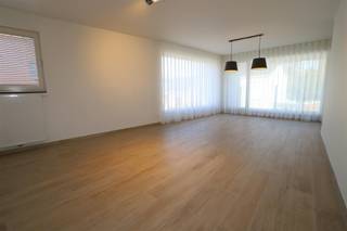 Zeer luxueus instapklaar appartement op 1e verdieping pal in het centrum van Zandhoven.EERSTE VERDIEPINGPrivate inkomhal met ingemaakte...