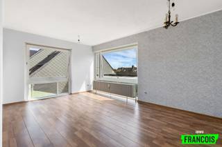 NIEUW TE KOOP - DISTELLAAN 79 "MARIAKERKE"<br /><br />------------------------------------------------------------------<br /><br />Volg Benjamin Eneman om als eerste uw droomwoning te vinden!<br /><br />------------------------------------------------------------------<br /><br />Wenst u meer informatie ? Of wenst u een schatting van uw huidige woonst met een op maat gemaakte verkoopstrategie ?<br /><br />------------------------------------------------------------------<br /><br />Direct contact is mogelijk via Messenger of Benjamin@immofrancois.be <br /><br />------------------------------------------------------------------<br /><br />🌴 Unieke Kans: Modern Appartement vlakbij Zee in Mariakerke/Oostende! 🌊<br /><br />Betreed een wereld van mogelijkheden in dit eigentijdse appartement, ideaal gelegen in de gewilde Distellaan te Mariakerke/Oostende. Deze bijzondere woonruimte biedt niet alleen comfort en gemak, maar ook de prachtige nabijheid van de zee, het bruisende hart van Mariakerke en een scala aan gezellige horecagelegenheden.<br /><br />🏖️ Locatie: Stel je voor: elke dag kunnen genieten van de zee op slechts een steenworp afstand. De Distellaan verwelkomt u met een sfeer van rust en sereniteit, terwijl tegelijkertijd de levendige energie van Mariakerke en Oostende binnen handbereik is.<br /><br />🏡 Het Appartement: Binnenin wacht een modern appartement met eindeloze potentie. De ruime woonkamer baadt in natuurlijk licht en biedt een gevoel van vrijheid. Hoewel de keuken en badkamer een lichte opfrissing kunnen gebruiken, zijn dit juist de ruimtes waar u uw persoonlijke stijl kunt laten schitteren. Een kans om uw eigen droomomgeving te creëren!<br /><br />🍽️ Culinaire Ervaringen: Voor de liefhebbers van lekker eten en gezelligheid is er een scala aan eetgelegenheden in de buurt. Van knusse cafés tot culinaire hotspots, uw smaakpapillen zullen worden verwend.<br /><br />🌳 Goed Onderhouden Residentie: Het appartement maakt deel uit van een goed onderhouden residentie, waar comfort en veiligheid hand in hand gaan. Deze residentie weerspiegelt de zorg die wordt besteed aan het behouden van een hoogwaardige leefomgeving.