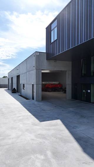 Nieuwbouw magazijn van 295m² vlak bij Antwerpse Steenweg (N70) en vlotte verbinding naar E17.Het magazijn is voorzien van twee elektrische...