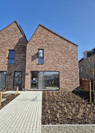 In het centrum van Wellen bouwen wij hedendaagse eengezinswoningen met elk een eigen tuin en een private autostaanplaats.<br />Deze woning (lot 1) telt 3 slaapkamers, heeft een individuele warmtepomp (vloerverwarming), PV-panelen en een afgewerkte tuinberging.<br /><br />Deze rustige, doodlopende straat met veel groen en zelfs een vijver heeft een zéér aantrekkelijke ligging. Alle faciliteiten liggen op wandel- en fietsafstand van uw nieuwe woning: de bakker, de apotheek, de bank, de bibliotheek, winkels, eetgelegenheden, scholen...<br /><br />Bent u er snel bij, dan kan u nog zelf de kwaliteitsvolle afwerking kiezen met de ruime inrichtingsbudgetten en snel verhuizen!<br /><br />Voor meer informatie ontvangen we u graag ter plaatse of op ons kantoor om uw nieuwe thuis tot in de puntjes toe te lichten. Bel nu Elien Mombaerts op het nummer 0470/38.21.30.<br /> 