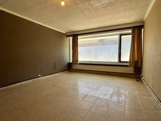 Gelijkvloers appartement te koop in Roeselare met garagebox! <br /><br />Bij het binnengaan van het appartement kom je in de ruime leefruimte met veel lichtinval, aansluitend heb je een open uitgeruste keuken. Er zijn 2 slaapkamers en een badkamer met bad, lavabo en toilet. Daarnaast is er nog een aparte berging waar de technische installaties zich bevinden, maar kan je ook gebruiken als opslagruimte.