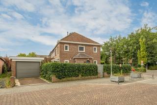 Charmante halfopen bebouwing met drie slaapkamers, garage en tuin op rustige ligging nabij het centrum van Schoten!<br /><br />Deze halfopen bebouwing is gelegen in een residentiële woonwijk op korte afstand van winkels, openbaar vervoer en invalswegen waardoor rust en bereikbaarheid hier perfect samengaan.<br /><br />Via de inkomhal met gastentoilet betreedt u de woning. Deze geeft toegang tot de leefruimte met aansluitend de keuken voorzien van toestellen. Dankzij het glazen dak geniet deze ruimte van een overvloed aan natuurlijk licht. Vanuit de leefruimte heeft u toegang tot het gezellige terras en de tuin van in totaal ca. 200m² waar het fijn vertoeven is.<br /><br />Op de eerste verdieping bevinden zich drie slaapkamers: een eerste van 13 m², een tweede van 12 m² en een derde van 7 m², momenteel ingericht als dressing, maar ook geschikt als kinderkamer.<br /><br />De badkamer is uitgerust met een ligbad, dubbele lavabo en een toilet.<br /><br />Op de bovenste verdieping bevindt zich de zolderverdieping waar uitbreiding mogelijk is.<br /><br />Via de tuin heeft u toegang tot de ruime garage van 26m² voorzien van een automatische sectionale poort en een private oprit.<br /><br />Belangrijkste troeven:<br /><br />- Charmante HOB met aangename buitenruimte<br />- Ruime vrijstaande garage met oprit<br />- Zolder met mogelijkheden en praktische kelder<br />- Rustige ligging nabij alle voorzieningen<br /><br />109m2 bewoonbare oppervlakte cfr EPC.<br /><br />Wenst u een bezoek of meer informatie? Dan kan u ons steeds contacteren via info@dvarealestate.be of 03/297.00.00.