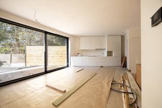 Voor verdere info of een vrijblijvende waardebepaling van uw eigendom: michael@homixx.be of 016 199 344.
Exclusief en zorgeloos wonen op een absolute toplocatie in Keerbergen! Met trots stellen wij u dit hoogwaardig afgewerkte, ruime gelijkvloers appartement voor, gelegen in een recent gebouwde residentie in de Sint-Michielsstraat. Dit unieke pand combineert hedendaagse luxe, een doordachte indeling en optimaal wooncomfort op wandelafstand van alle voorzieningen.
Bij het betreden van het appartement valt meteen het indrukwekkende gevoel van licht en ruimte op. De royale leefruimte is voorzien van een stijlvolle open keuken, wat zorgt voor een uitnodigende en gezellige sfeer om samen te komen. De woning beschikt over 1 volwaardige en rustig gelegen slaapkamer, een smaakvol afgewerkte badkamer.
Een van de absolute troeven van deze fantastische eigendom is het ruime terras op het gelijkvloers, waar u in alle rust en privacy kunt genieten van het buitenleven.
Ook op praktisch vlak is aan alles gedacht om u als bewoner volledig te ontzorgen: in de ondergrondse garage beschikt u over een privé autostaanplaats, evenals een handige kelderberging en een gemeenschappelijke fietsenberging. Dankzij het uitstekende EPC-label A woont u bovendien bijzonder energiezuinig, met de mogelijkheid om desgewenst nog zonnepanelen bij te installeren.
Kortom, een magnifiek gelijkvloers appartement met high-end afwerking waar comfort, klasse en duurzaamheid naadloos samenkomen.
DE VRAAGPRIJS IS INCLUSIEF ONDERGRONDSE STAANPLAATS EN BERGING (excl. BTW en kosten)
Maak snel uw afspraak!