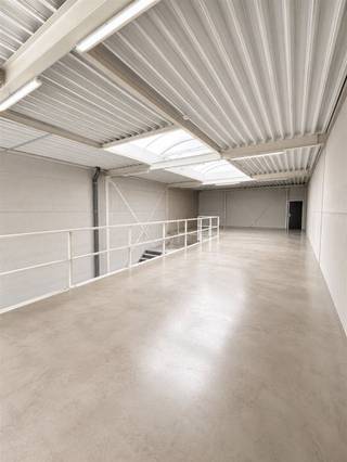 <p><span>Cet entrepôt récent et moderne est situé dans le Bollaarpark à Lier et offre une superficie totale de 200 m². </span></p><p><span>Le bâtiment dispose d'une hauteur libre de 8 mètres, ce qui le rend particulièrement adapté au stockage et aux activités logistiques efficaces.</span></p><p><span>L'entrepôt est facilement accessible grâce à trois portes sectionnelles à commande électrique de 5 m x 5 m et est en outre équipé de trois portes d'accès métalliques. Le sol en béton robuste et l’éclairage LED complet (24 luminaires) avec éclairage de secours garantissent un environnement de travail sûr et fonctionnel.</span></p><p><span>De plus, le bâtiment est conforme à la classe de résistance au feu C et est équipé de dévidoirs, de détecteurs de fumée et de boutons d’alarme. Un système d’alarme et une alimentation en eau sont également présents. Grâce à sa bonne accessibilité, ce site est idéal pour les entreprises à la recherche d’un entrepôt pratique et bien équipé dans la région de Lier.</span></p><p><span>ASPECTS FINANCIERS</span></p><p><span>Entrepôt de 1 796 m² à 49,80 /m²/an = 89 440,80 par an hors TVA</span></p>