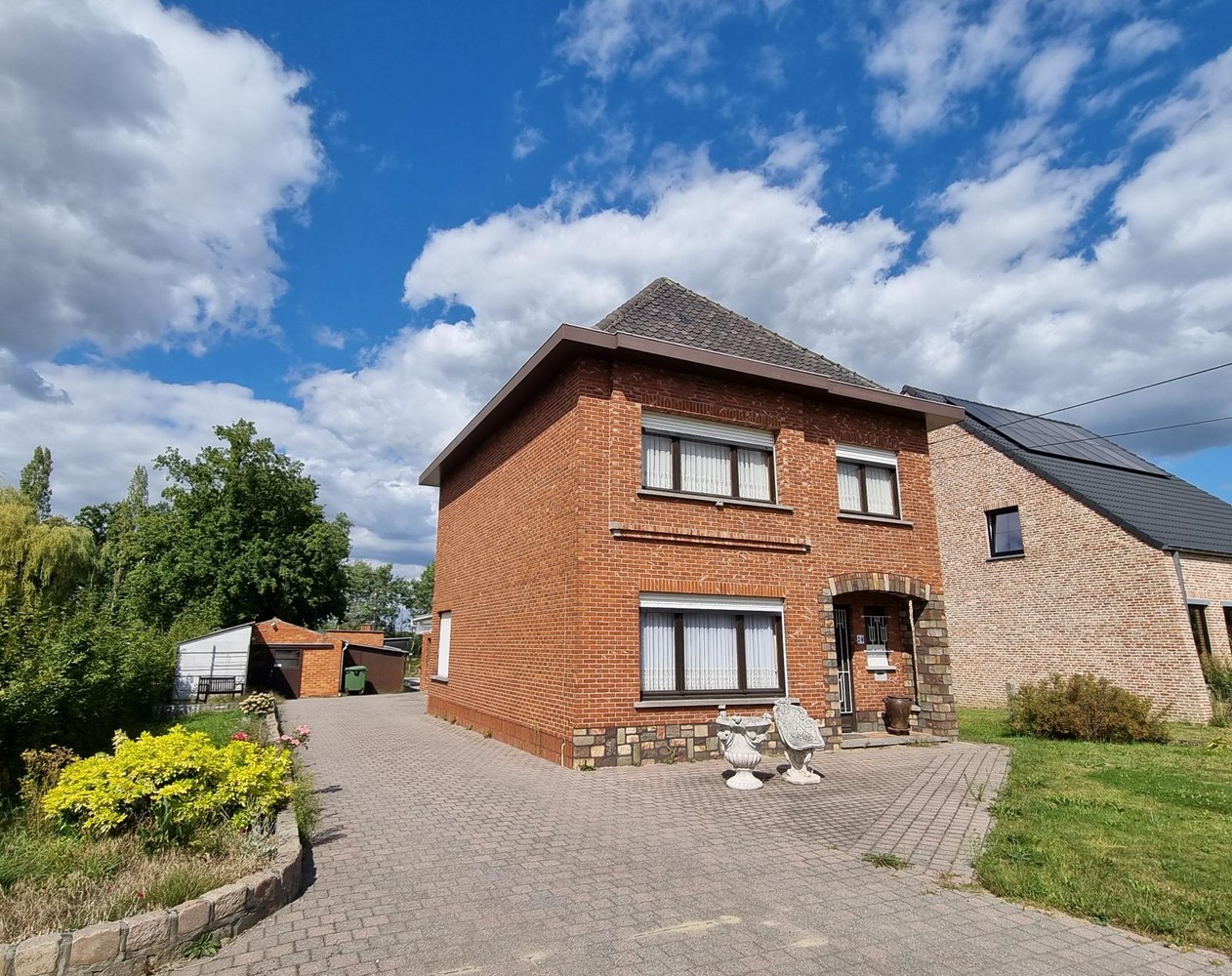 Woning met achterliggend magazijn op een totaal perceel van 19 are 58 ca. - foto 2