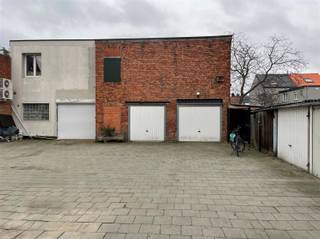 Entrepôt dans le centre du village d'Eker.Situé dans un complexe de garages derrière la Kloosterstraat 74-76.Accès par 2 portes...