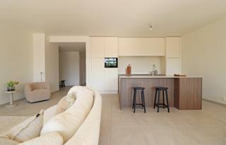 Welkom in het hart van Ardooie, welkom in residentie Parkzicht 2. Het uniek woonproject met het comfort van vandaag met zicht achteraan op het gemeentelijk park en op loopafstand van de markt van Ardooie.<br /><br />Deze kleinschalige residentie, slechts 8 appartementen, heeft een ondergrondse parkeergarage en een stijlvol afgewerkte inkomhal met trappenhal en lift.<br /><br />U komt het appartement binnen via de ruime inkomhal met apart gastentoilet. Verder is er toegang naar de lichtrijke leefruimte (met grote glaspartijen en parket) met aansluitend de open keuken. Ook is er een aparte berging.<br /><br />Verder zijn er 2 volwaardige slaapkamers en 1 badkamer. Een unieke troef zijn de twee terrassen. <br /><br />Het bijhorende ondergrondse complex omvat 12 staanplaatsen en bergingen.<br /><br />Aankoop mogelijk onder 6 % BTW.<br /><br />Wenst u graag een bezoek aan dit prachtig appartement of meer informatie? Contacteer ons gerust.