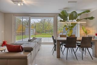 De ideale ligging van dit appartement draagt bij aan een heerlijke woonervaring. Gelegen in een rustige entiteit, geniet u van privacy en rust, terwijl alle voorzieningen toch dichtbij zijn. Het bevindt zich in een prachtige parkomgeving en combineert het gemak van een gelijkvloerse woning met een private buitenruimte.Wat het wooncomfort betreft, is dit appartement tot in de puntjes afgewerkt. Er werd veel aandacht besteed aan zowel comfort als afwerking, wat betekent dat het appartement instapklaar is.INDELING:- inkomhal met afzonderlijk toilet- leefruimte met grote raampartijen die zicht bieden op de tuin- uitgeruste keuken- 2 slaapkamers - badkamer met inloopdouche en lavabomeubel- berging/wasruimte- garage- kelderbering- tuin met ruim terras ( 71m²) en tuinhuisEen absoluut uniek pluspunt is de private buitenruimte: u geniet hier van een eigen private tuin waar u kunt tuinieren of ontspannen. Bovendien beschikt u over een ruim, zongericht terras dat de ideale plek vormt voor een kopje koffie of een gezellig moment in de namiddagzon. Inbegrepen in de verkoop is een privégarage en een kelderberging die u extra opslagruimte biedt.Dit instapklare gelijkvloers appartement met 2 slaapkamers is de perfecte keuze voor wie op zoek is naar rust en comfortabel leven.Wilt u de rust van deze parkomgeving zelf ervaren? Vraag dan nu uw bezoek aan!De eigendom wordt aangeboden via de Pre-sale formule. Op 13/12/2025 tussen 10:00 en 12:00 kan u de woning op afspraak komen bezichtigen en een bod uitbrengen. De vermelde prijs is een instelprijs. Voor meer info, gelieve contact op te nemen met de dossierverantwoordelijke.