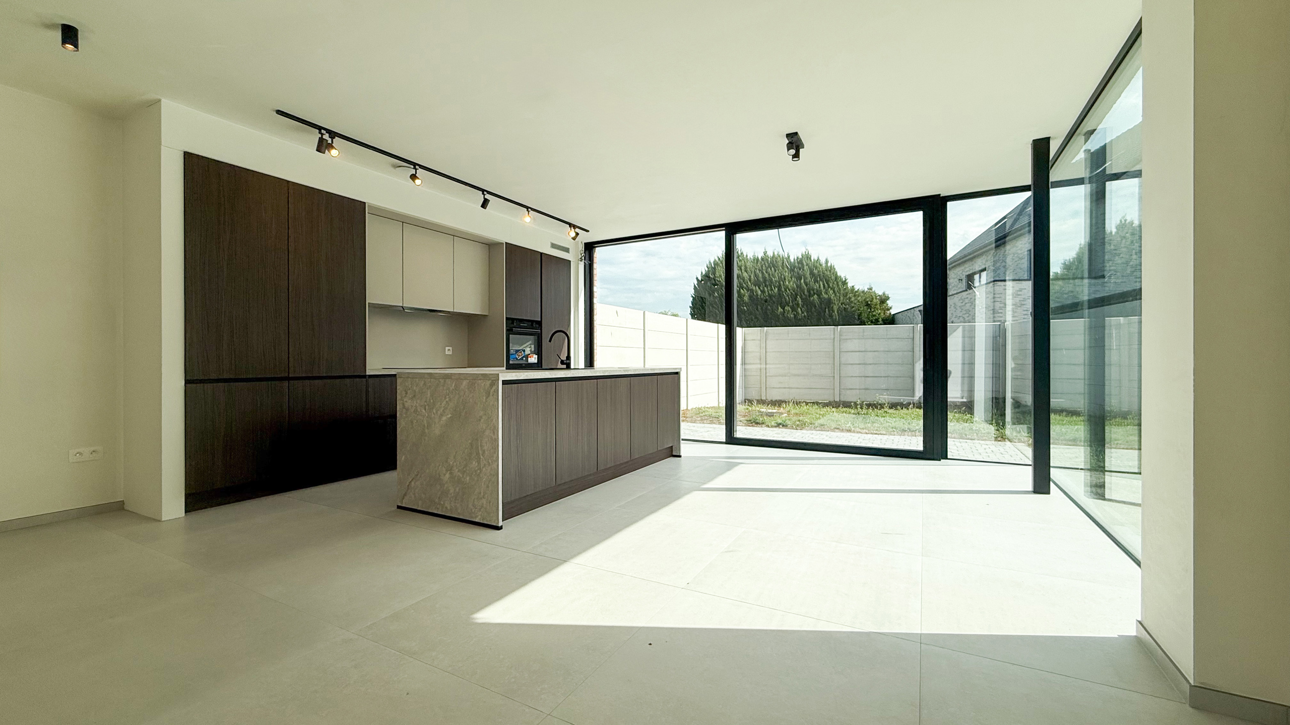 Kwalitatief afgewerkte nieuwbouwwoning op centrale ligging! - foto 5