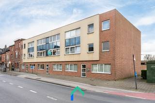 Algemeen<br />Dit gezellig en instapklaar appartement is gelegen op fietsafstand van het bruisende stadscentrum Gent. Dankzij de gunstige ligging bevinden winkels, openbaar vervoer, scholen en horecazaken zich op korte afstand, wat het dagelijkse leven bijzonder comfortabel maakt. Bovendien geniet je van een vlotte verbinding via de nabijgelegen R4. Deze ideale mix van bereikbaarheid, rust en stadsleven maakt dit appartement perfect voor wie centraal wil wonen met alle comfort binnen handbereik.<br /><br />Indeling<br />Bij het betreden van het appartement kom je terecht in een inkomhal die toegang biedt tot de verschillende ruimtes. De ruime en lichtrijke woonkamer vormt het hart van het appartement en biedt voldoende plaats voor een gezellige zithoek en eetruimte. De aanwezigheid van de grote ramen zorgt voor veel lichtinval en creëert een aangename sfeer. Aansluitend bevindt zich de open keuken, praktisch ingericht en voorzien van het nodige comfort. De slaapkamer, die voldoende groot is voor een dubbel bed, grote kast én bureau, ligt aan de achterkant van het appartement. De badkamer is voorzien van een douche en wastafel en biedt bovendien de mogelijkheid om een wasmachine te plaatsen. Tot slot is er nog een handige afgesloten berging in het appartement. <br /><br />Varia<br />Het appartement is ideaal voor starters, alleenstaanden of als investering. Dankzij de praktische indeling en aangename leefruimte geniet je van optimaal wooncomfort. Bovendien is het appartement onderhoudsvriendelijk en klaar om er meteen in te trekken, zonder grote werken. <br />De huurprijs bedraagt momenteel 730 euro per maand maar het contract kan beëindigd worden voor eigen bewoning. <br /><br />Troeven<br />* EPC-label A<br />* Ruime woonkamer<br />* Vlakbij centrum Gent<br />* Uitstekende bereikbaarheid<br /><br />Laat deze kans niet liggen en ontdek zelf de troeven van dit appartement. Neem gerust contact met Tim voor een afspraak.<br />📞 0487 40 21 28<br />📧 tim@gentill.be