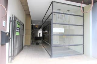 Deze handelswoning is gelegen in het begin van de Hemelingenstraat, vlakbij de Grote Markt.Door de strakke etalage in aluminium heeft de winkelruimte...